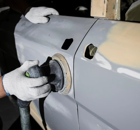 Préparation et ponçage d’une carrosserie